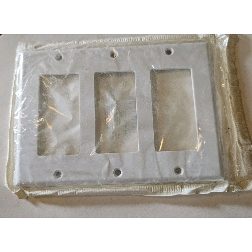 Leviton 3-Gang White 3-Decora WallPlate - White (005-80411-W)